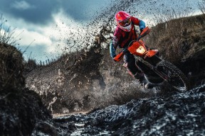 AYX官网-仰泳赛场吉尔吉斯斯坦选手节奏稳定，公路碎石国家标准